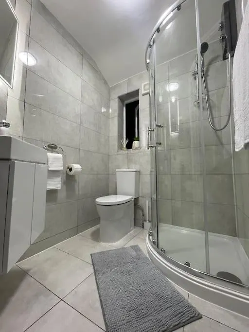 펜션 New Modern 5 Bedroom House - City Centre - Parking 카디프 영국