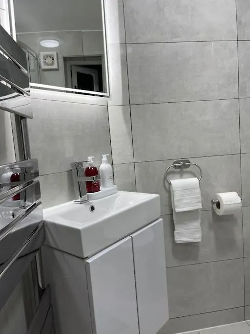 펜션 New Modern 5 Bedroom House - City Centre - Parking 카디프