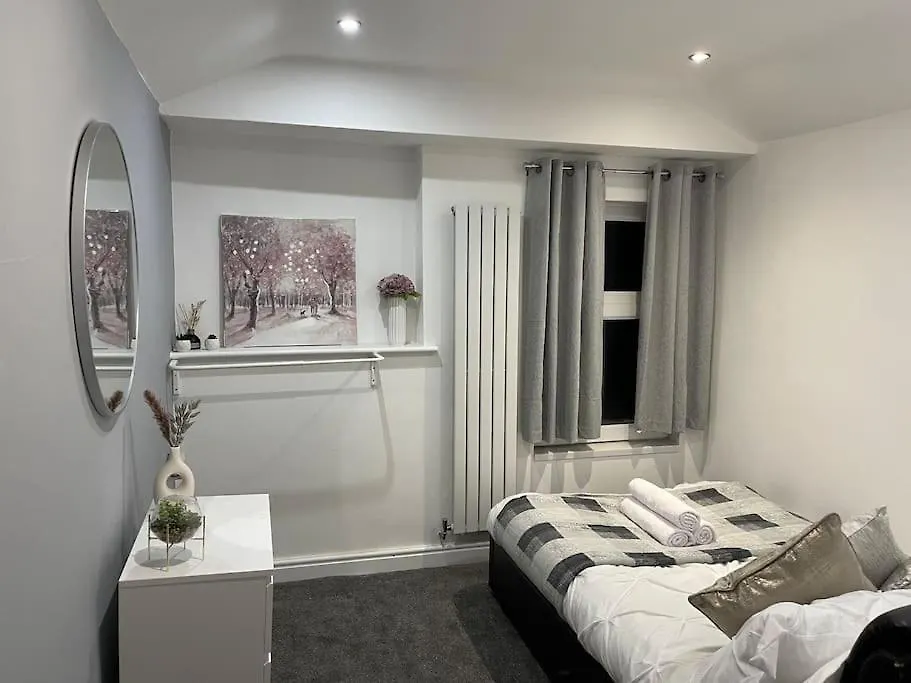 New Modern 5 Bedroom House - City Centre - Parking 카디프 0*,  영국