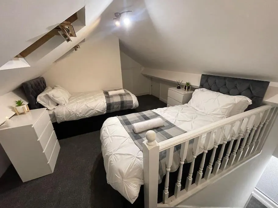 펜션 New Modern 5 Bedroom House - City Centre - Parking 카디프