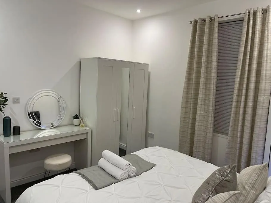 New Modern 5 Bedroom House - City Centre - Parking 카디프 펜션