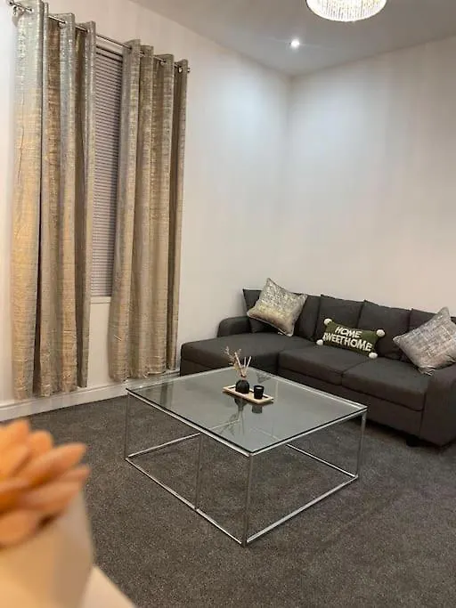 펜션 New Modern 5 Bedroom House - City Centre - Parking 카디프