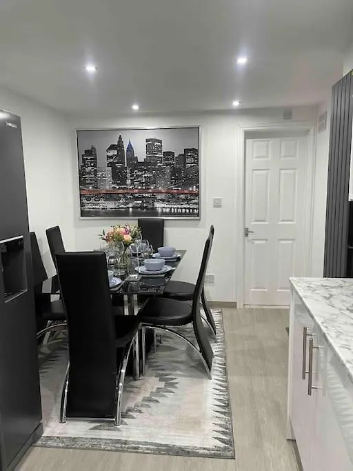 New Modern 5 Bedroom House - City Centre - Parking 카디프 0*,  영국