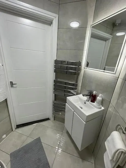 New Modern 5 Bedroom House - City Centre - Parking 카디프 펜션