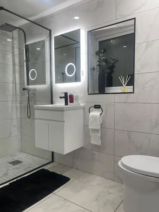 New Modern 5 Bedroom House - City Centre - Parking Cardiff