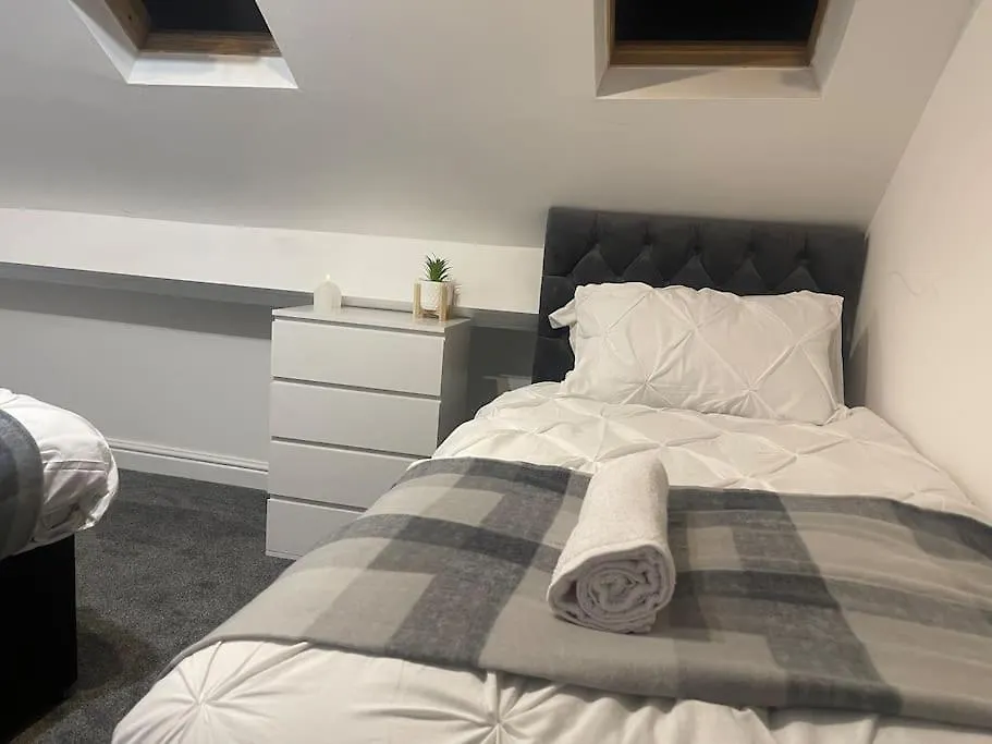 New Modern 5 Bedroom House - City Centre - Parking Cardiff 0*,  Regno Unito