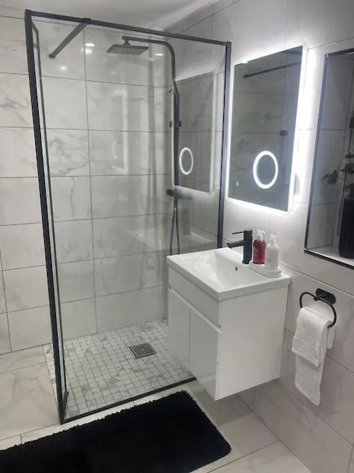 New Modern 5 Bedroom House - City Centre - Parking Cardiff 0*,  Regno Unito
